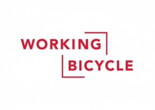 Helfer für Montage von Werbeboxen auf Fahrrädern